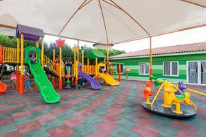 Kinderspielplatz im Sherwood Exclusive Lara Hotel mit Rutschen und Spielgeräten unter einem Baldachin