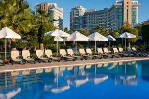 Pool mit Liegestühlen und Sonnenschirmen im Sherwood Exclusive Lara Hotel