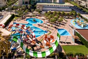 Luftaufnahme des Sherwood Exclusive Lara Hotels mit Wasserpark, Pools und Wasserrutschen.