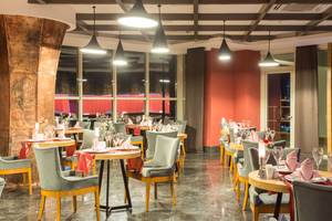Innenansicht des Restaurants im Sherwood Exclusive Lara Hotel mit gedeckten Tischen und stilvollen Beleuchtung.