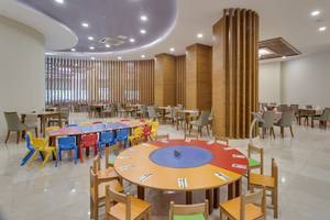 Kinder-Essbereich im Sherwood Exclusive Lara Hotel mit bunten Tischen und Stühlen.