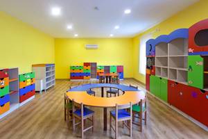Kinderzimmer im Sherwood Exclusive Lara Hotel mit gelben Wänden und bunten Möbeln.