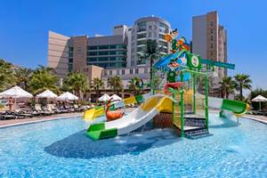 Wasserspielplatz im Sherwood Exclusive Lara Hotel mit Rutschen und Wasserfontänen im Freien