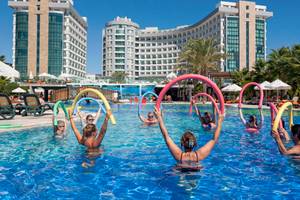 Gruppe von Erwachsenen, die Aerobic im Pool des Sherwood Exclusive Lara Hotels machen