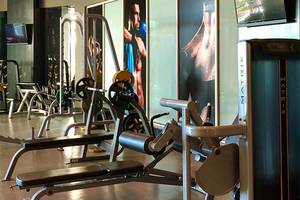Fitnessstudio im Sherwood Exclusive Lara Hotel mit verschiedenen Trainingsgeräten und Monitoren.