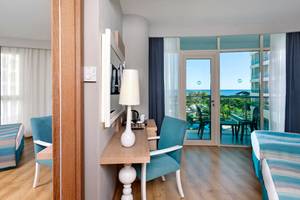 Innenansicht eines Zimmers im Sherwood Exclusive Lara Hotel mit Blick auf das Meer.