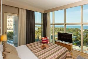 Zimmer im Sherwood Exclusive Lara Hotel mit Blick auf das Meer und den Garten