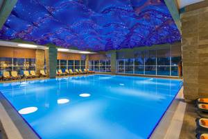 Innenpool des Sherwood Exclusive Lara Hotels mit Sternenhimmeldecke und Sonnenliegen