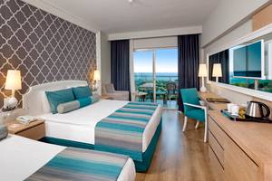 Doppelzimmer im Sherwood Exclusive Lara Hotel mit Meerblick, zwei Betten, Schreibtisch und Balkon