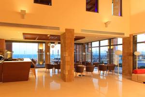 Innenansicht der Bar im Boutique 5 Hotel & Spa mit Blick auf den Ozean.
