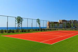 Tennisplatz im Freien im Boutique 5 Hotel & Spa mit Blick auf das Meer.