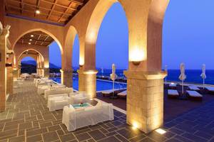 Außenterrasse des Boutique 5 Hotel & Spa bei Nacht mit Blick auf das Meer