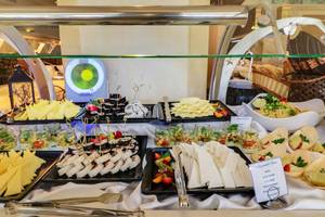 Buffet im Creta Star Hotel mit verschiedenen Speisen wie Sushi, Käse, Salaten und Dips.