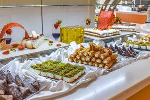 Buffet mit verschiedenen Süßigkeiten im Creta Star Hotel.