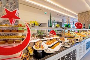 Buffettisch im Dream World Hill Hotel mit verschiedenen Desserts und Kuchen.
