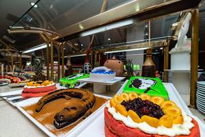 Kuchenbuffet im Seamelia Beach Resort & Spa mit verschiedenen kunstvoll dekorierten Kuchen.