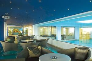 Pool-Lounge im Royal & Imperial Belvedere Hotel mit Blick auf den Pool.