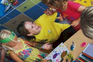 Kinder beim Basteln im Hotel Royal & Imperial Belvedere