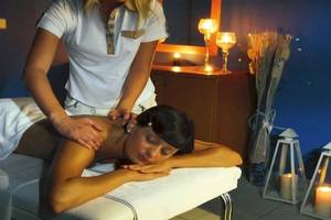 Eine Frau erhält eine Massage im Royal & Imperial Belvedere Hotel.