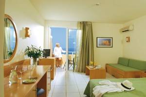 Innenansicht eines Zimmers im Royal & Imperial Belvedere Hotel mit Blick auf das Meer.