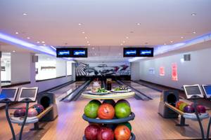Bowlinghalle im Westin Resort, Costa Navarino mit Bowlingkugeln, Essen und Getränken.