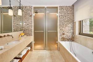 Badezimmer im Westin Resort, Costa Navarino mit Dusche und Badewanne.
