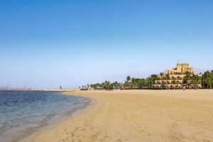 Strand mit Blick auf das JA Palm Tree Court Hotel am Meer