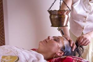 Frau mit Kopfmassage im Grand Yazici Club Marmaris Palace