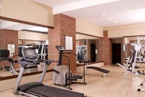 Fitnesscenter im Grand Yazici Club Marmaris Palace mit Laufband, Hanteln und anderen Geräten