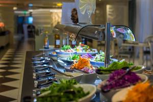 Buffet-Tisch im Adams Beach Hotel mit verschiedenen Salaten und Beilagen.