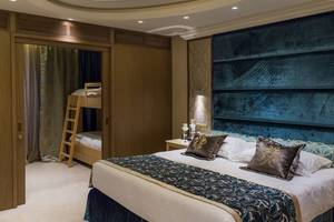 Schlafzimmer im Adams Beach Hotel mit einem Doppelbett und einem Etagenbett.