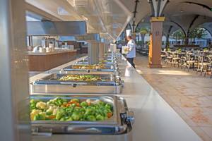 Buffet im Adams Beach Hotel mit verschiedenen Gerichten in Silberschalen.