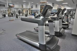Fitnesscenter im Adams Beach Hotel mit Laufbändern und anderen Trainingsgeräten