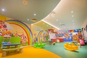 Kinderspielbereich im Adams Beach Hotel mit bunten Wänden und Spielzeug.