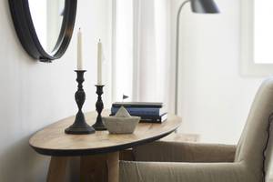 Inneneinrichtung im Wohnzimmer mit Tisch, Stuhl und Spiegel