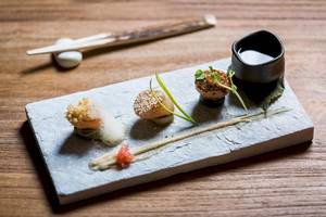 Japanische Speise auf Holztisch im LUX South Ari Atoll Hotel
