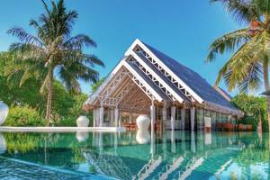 LUX South Ari Atoll Resort Gebäude mit Pool im Freien