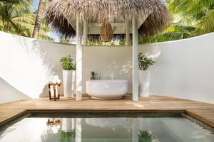 Außenbadewanne unter Palmen im LUX South Ari Atoll Hotel