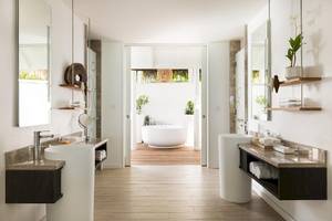 Luxuriöses Badezimmer im LUX South Ari Atoll Hotel mit freistehender Badewanne und zeitgenössischem Design.