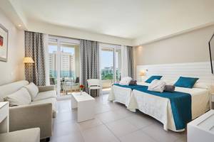 Schlafzimmer im Hipotels Said Hotel mit Blick auf den Balkon und den Außenbereich.