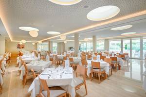 Innenansicht des Restaurants im Hipotels Said mit vielen gedeckten Tischen und moderner Einrichtung.