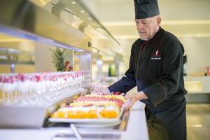 Koch bei Hipotels Said Hotel stellt eine Obstplatte her.