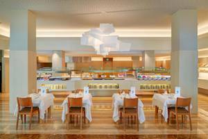 Innenbereich des Restaurants im Hipotels Said Hotel mit weißen Tischen und Stühlen.