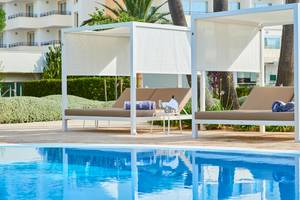 Pool-Lounge-Bereich im Hipotels Said mit zwei weißen Sonnenliegen und Überdachungen.