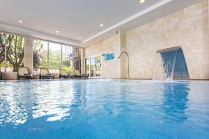 Innenpool im Hipotels Said Hotel mit Wasserfall und Sonnenliegen