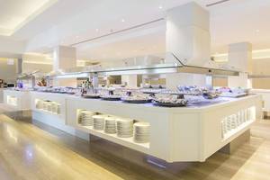 Buffetbereich im Hipotels Said Hotel mit vielen Speisen und Tellern.