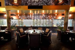 Innenbereich des Best Fresh Seafood Restaurants mit runden Tisch und Flaschendisplay.