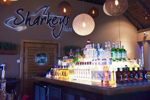 Cocktailbar von Sharkeys Bar mit vielen Getränkeflaschen auf der Theke