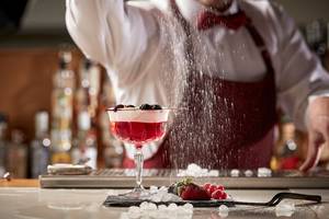 Barkeeper des Avra Imperial Hotels beim Garnieren eines Cocktails.
