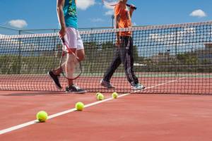 Tennisspieler auf dem Tennisplatz im Hotel Avra Imperial.